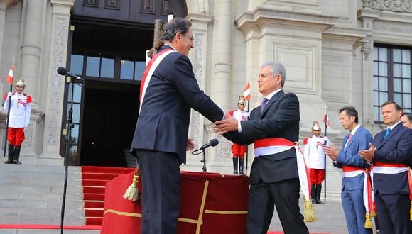 El presidente Martín Vizcarra juramentó este lunes a su primer Gabinete Ministerial liderado por César Villanueva. (Foto: Presidencia de la República)