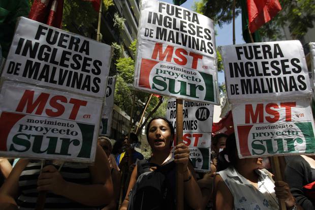 En esta foto del 2012, argentinos protestan frente a la embajada británica en Buenos Aires (Argentina), donde exigieron la ruptura de relaciones diplomáticas con el Reino Unido a raíz de su negativa a negociar la soberanía de las islas Malvinas. EFE/LEO LA VALLE ARGENTINA MALVINAS