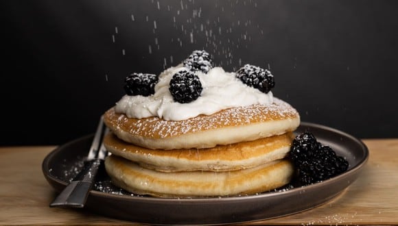 Los pancakes caseros en el desayuno son un clásico y se pueden acompañar de miel, frutas, salsa dulce o tocino y huevos. (Foto: Pexels)