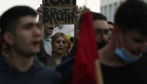 Protestas contra el racismo y brutalidad policial frente a la embajada de los Estados Unidos en Atenas, Grecia. (Foto: AFP)