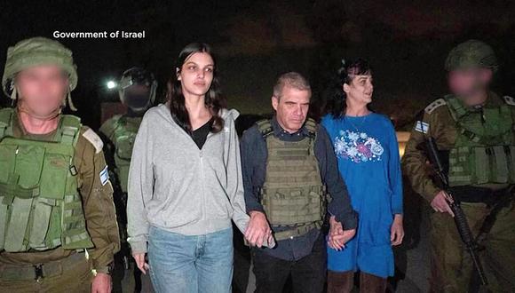 Esta fotografía cortesía del gobierno de Israel muestra a Natalie Shoshana Raanan y Judith Tai Raanan después de ser liberadas por Hamás. (AFP).