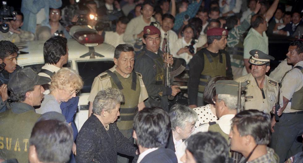Lima, 17 de diciembre de 1996. Mujeres y ancianas fueron en su mayoría las personas liberadas por el grupo terrorista que asaltó la residencia del embajador del Japón.  (Foto: Paolo Aguilar / GEC Archivo Histórico)