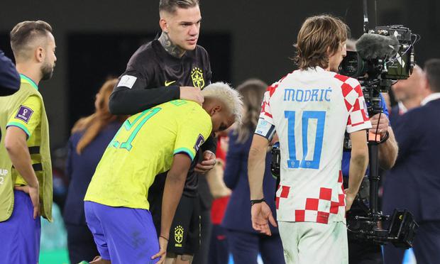The inconsolable Neymar.  Modric tried to calm him down. 