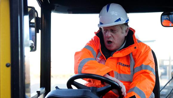 Boris Johnson conduce una máquina elevadora mientras visita los muelles de Tilbury el 31 de enero de 2022. (Matt Dunham / AFP).