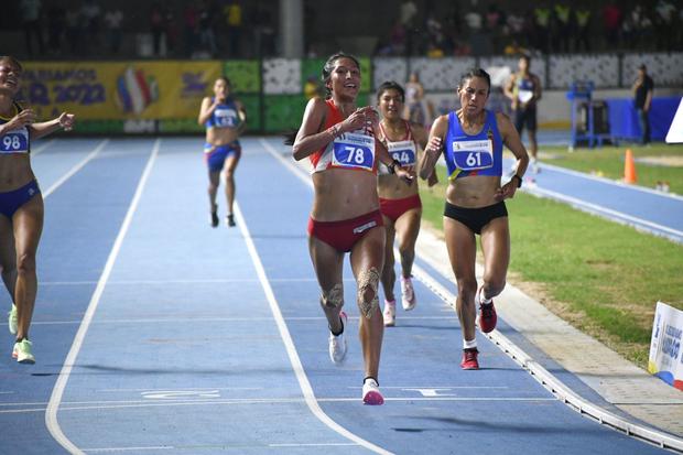 Jovana ganó el oro en los 10 mil metros con un gran sprint final. (Foto: COP)