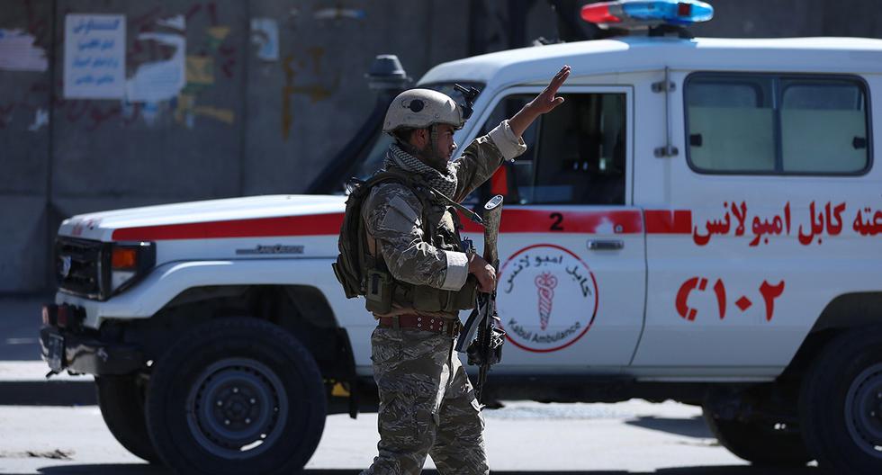 Un oficial de seguridad de Afganistán está de guardia en el sitio de un ataque suicida que atacó una puerta de uno de los departamentos del ministerio de Defensa en Kabul. (Foto: EFE)
