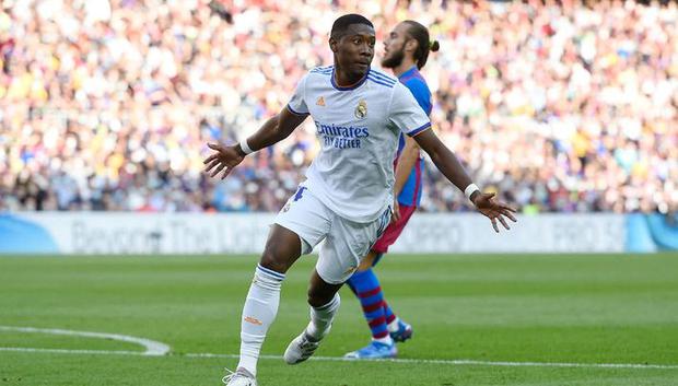 David Alaba made it 1-0 in Barcelona vs.  Real Madrid.  Photo: AFP.