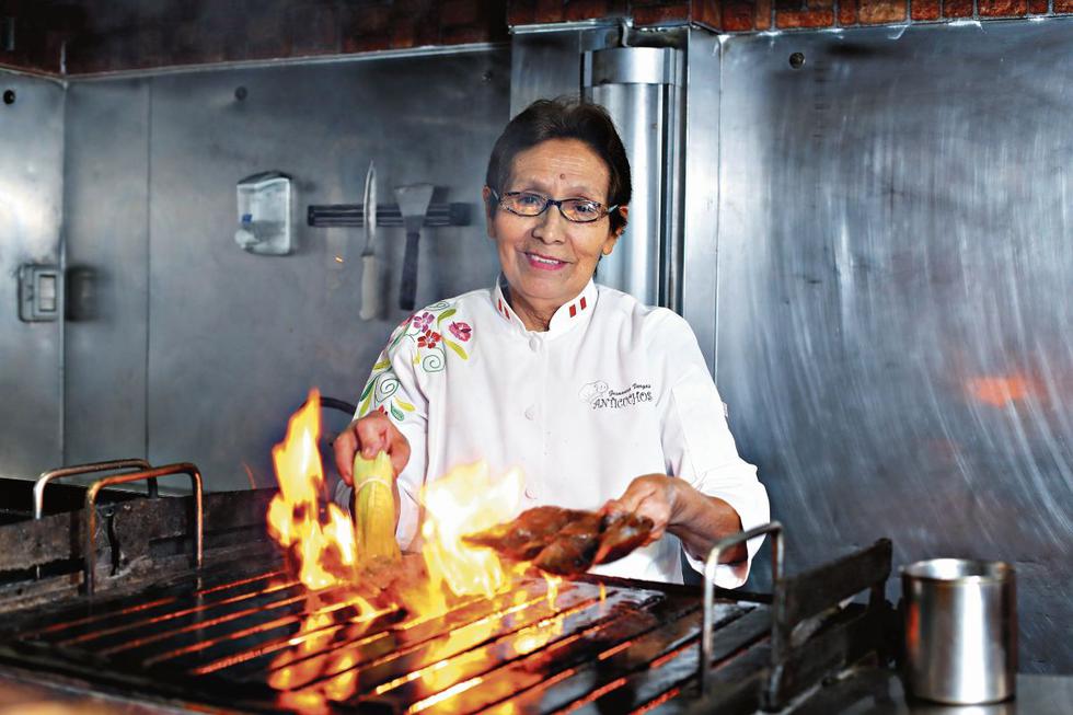 Doña Grimanesa, la abanderada de la parrilla peruana. Sus anticuchos siguen preservando la leyenda de su buena mano en el fogón. (Foto: Giancarlo Ávila/USI)
