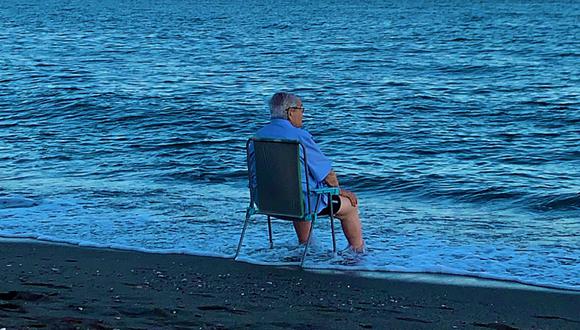 Fotografía captada en la playa de la Malagueta en Málaga, España, se volvió tendencia en Internet. (Foto: Twitter)