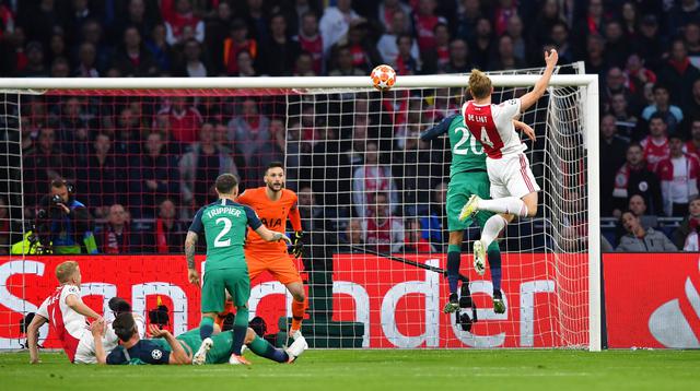 Ajax vs. Tottenham: De Ligt, el defensa que desea Barcelona, marcó el 1-0 con este cabezazo en la Champions League. (Foto: Reuters)