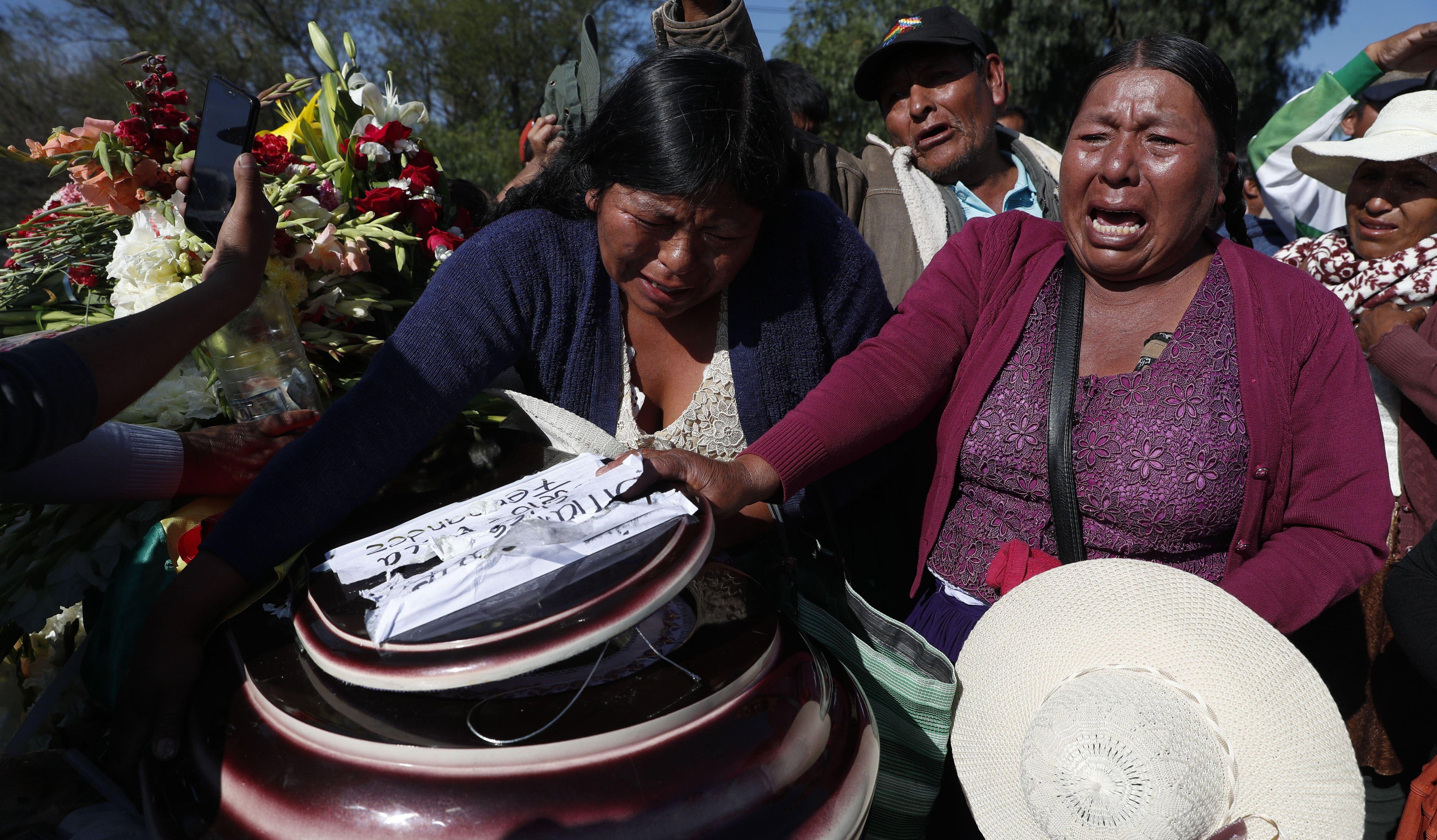 Mujeres lloran después junto al ataúd de una de las ocho personas asesinadas en una protesta de simpatizantes del expresidente Evo Morales en Sacaba, Cochabamba. (Foto AP / Juan Karita).