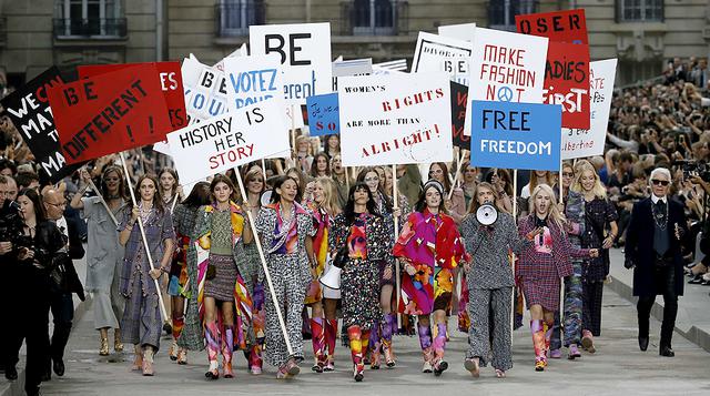 Protesta fashion: modelos de Chanel sacaron su lado feminista - 4