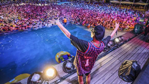 Fotos y videos mostraron a cientos de personas en traje de baño, bailando uno al lado del otro al ritmo de la música electrónica y sin mascarilla es una fiesta en Wuhan. (Photo by STR / AFP)
