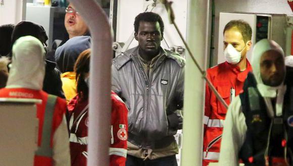 Muerte en el Mediterráneo: "Nos salvamos agarrados a cadáveres"
