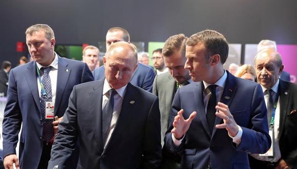 Las delegaciones europeas presentarían su propia declaración sobre la sustentabilidad climática. En la imagen, los presidentes de Francia y Rusia, Emmanuel Macron y Vladimir Putin respectivamente, conversan durante el G20. (Reuters)