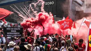 Simpatizantes del partido de Lula protestan frente a TV Globo
