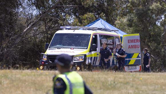 Personal de ambulancia en el lugar del accidente de los alumnos de la escuela primaria Hillcrest en Devonport, Tasmania, Australia, el 16 de diciembre de 2021. (EFE / EPA / GRANT WELLS).