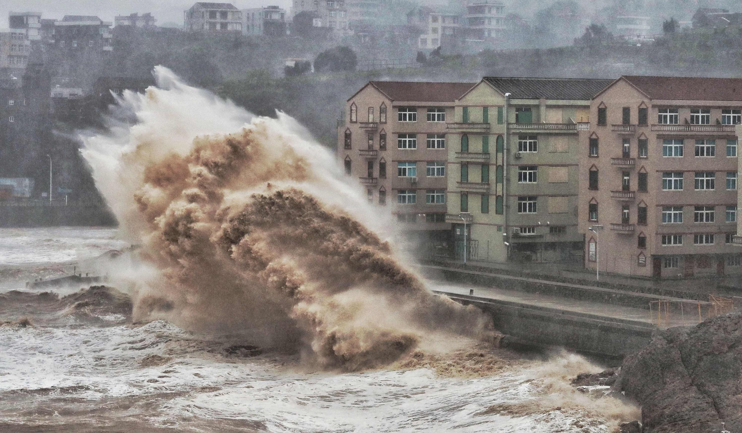Olas de varios metros de altura se abatieron contra el litoral cuando el tifón Lekima tocó tierra la madrugada del sábado en la provincia de Zhejiang, al sur de Shanghái. (AFP).