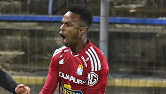 Nilson Loyola salió del campo de juego tras fuerte golpe en el Sporting Cristal vs. Talleres. (Foto: AFP)