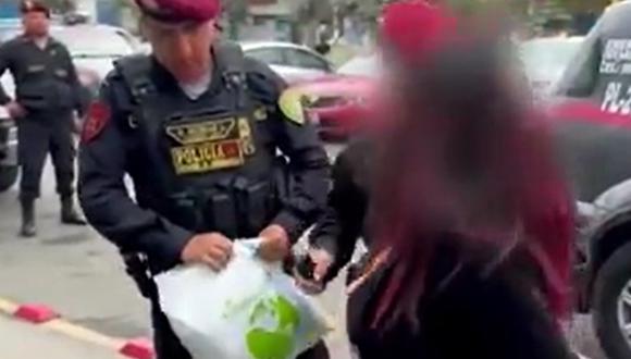 Mujer transportaba droga mientras viajaba junto a su hija de 10 años. (Foto: Captura/América Noticias)