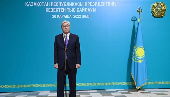 El actual presidente de Kazajstán, Kassym-Jomart Tokayev, hablando en un colegio electoral durante las elecciones presidenciales del país en Astana. (Foto de Handout / Servicio de prensa presidencial de Kazajstán / AFP)
