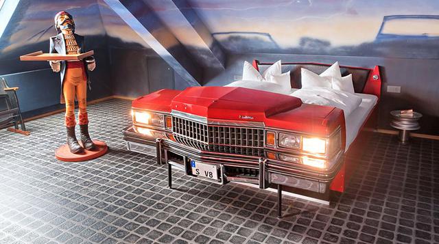 ¿Amante de los autos? Este hotel decora con carros reales - 2