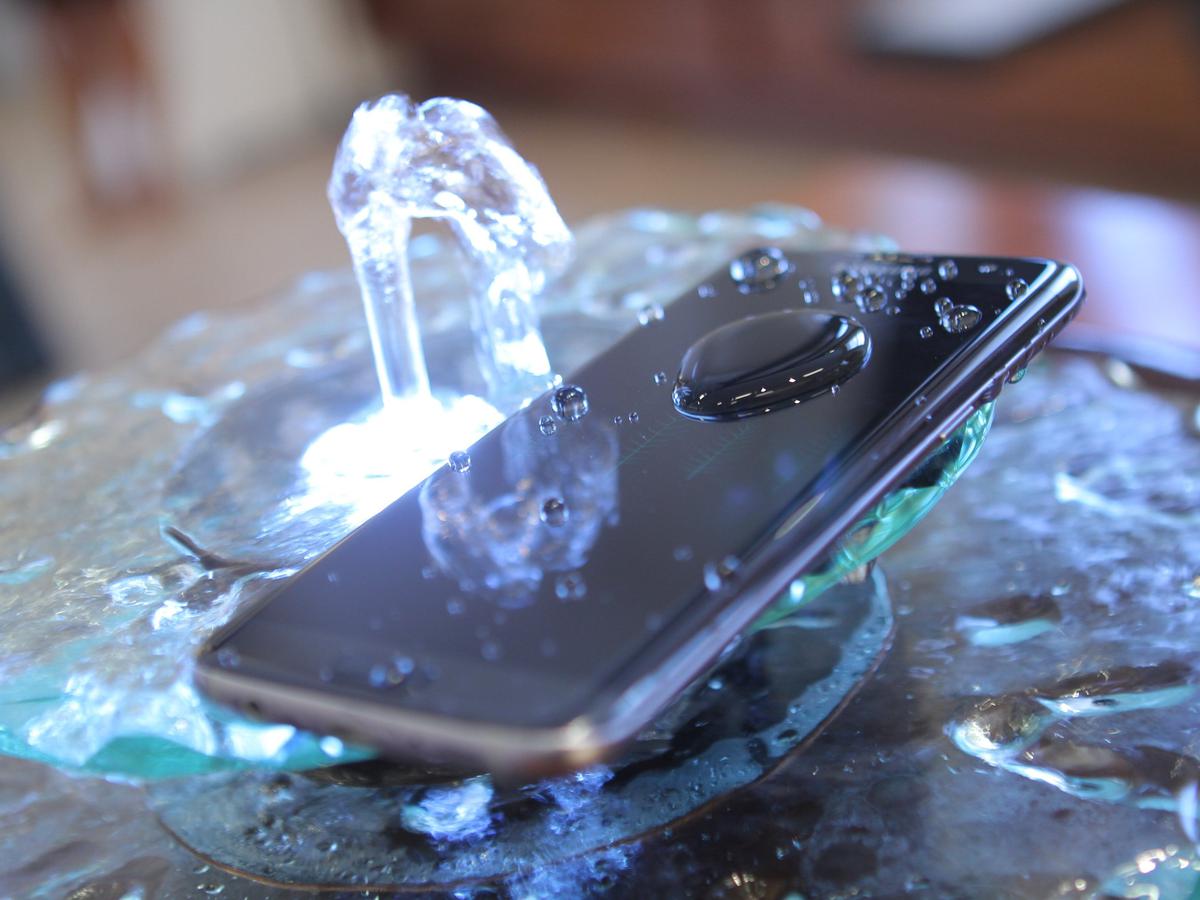 Celular en agua, Qué hacer si mi smartphone se sumergió en líquido, Trucos, Tutorial, Guía, Consejos, Arroz, Móviles, Celulares, TECNOLOGIA