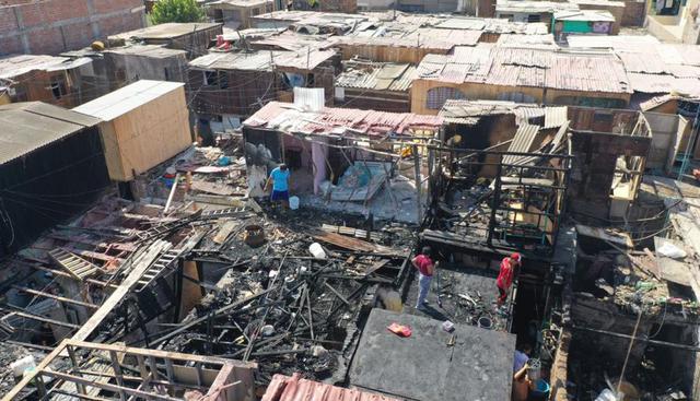 Las personas que vivían en el inmueble pudieron evacuar y retirar varias de sus pertenencias. (Foto: Daniel Apuy/GEC)