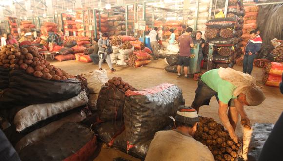 La Municipalidad de Lima señaló que este jueves ingresaron más de 667 camiones de las diferentes regiones del país con alrededor de 8,004 toneladas de productos frescos. (Foto: Archivo El Comercio)