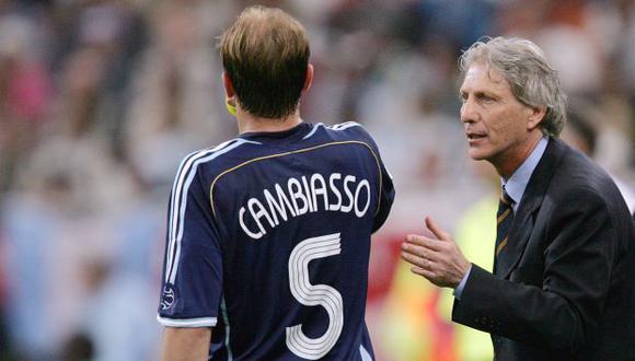 Estaban Cambiasso y el entrenador argentino José Pékerman. (Foto: AFP)