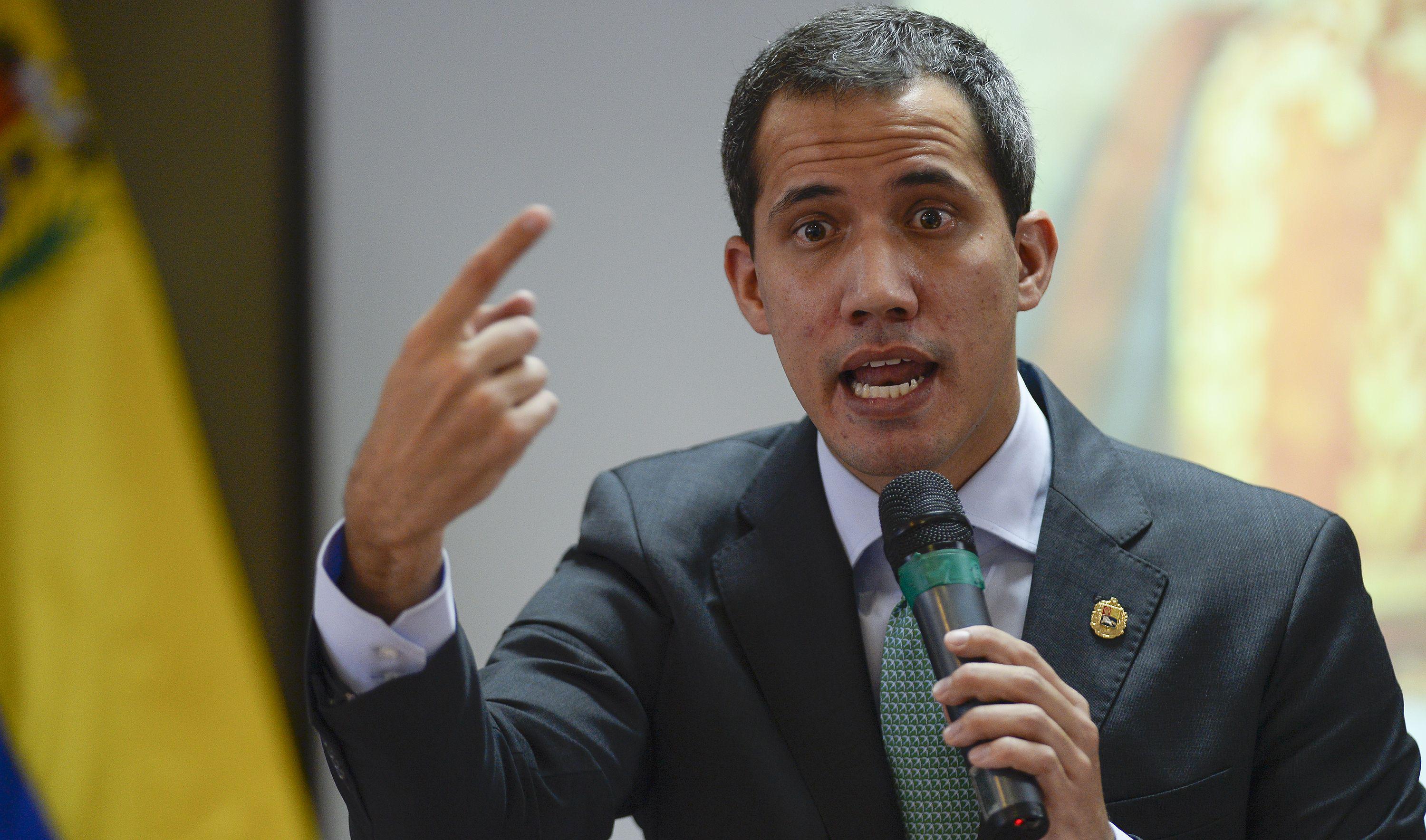 El líder de la Asamblea Nacional de Venezuela y el autoproclamado presidente en funciones, Juan Guaidó, habla sobre las FARC durante una sesión en la Asamblea Nacional en Caracas. (Foto: AFP).