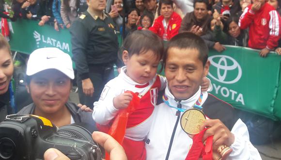 El maratonista Christian Pacheco ganó la medalla de oro de los Juegos Panamericanos Lima 2019 y su bebé lo recibió en la llegada. (Foto: Christian Cruz Valdivia)