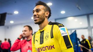 Aubameyang víctima de burlas por vestimenta en elegante gala