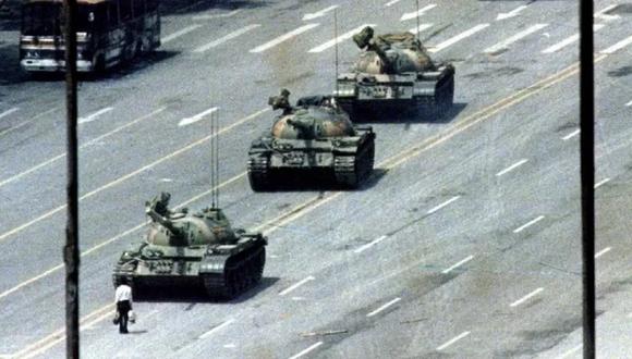 El "hombre del tanque", también apodado como "el rebelde desconocido", protagoniza la imagen que dio la vuelta al mundo sobre lo que ocurrió en Tiananmen, China, en junio de 1989. (Reuters).