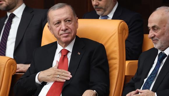 El presidente turco, Recep Tayyip Erdogan, hace un gesto mientras asistía a la ceremonia de juramento de los diputados del vigésimo octavo mandato en la Gran Asamblea Nacional de Turquía en Ankara, Turquía, el 2 de junio de 2023. (Foto de Adem ALTAN / AFP)