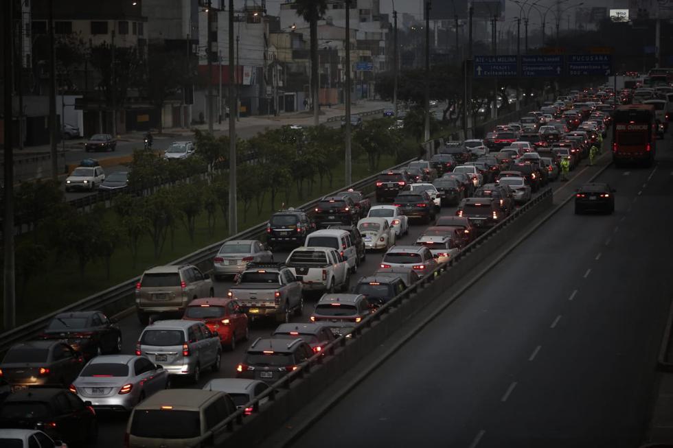 Desde la madrugada, una larga cola de carros se ha formado en la avenida Javier Prado, a altura del Jockey Plaza, en el distrito de Surco, debido a que en este centro es uno de los 22 puntos de inmunización para la tercera vacunatón COVID-19, que inició hoy con la inoculación de personas de 40 a 44 años, adolescentes entre 12 a 17 años con síndrome de Down, entre otros. Las cámaras de TV Perú dieron cuenta de que la caravana de vehículos se extiende por varias cuadras. (Foto: César Grados /@photo.gec)