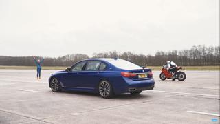 Duelo de velocidad: BMW M760Li se enfrenta a Ducati Panigale V4 S | VIDEO