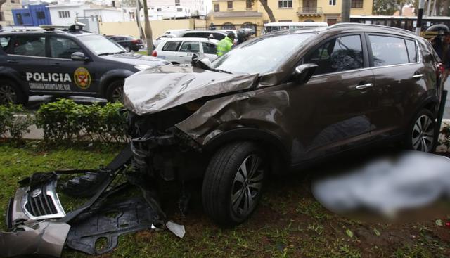 El despiste de una camioneta en San Isidro dejó dos muertos y cuatro heridos en la mañana del viernes. (Foto: Cesar Grados/GEC)