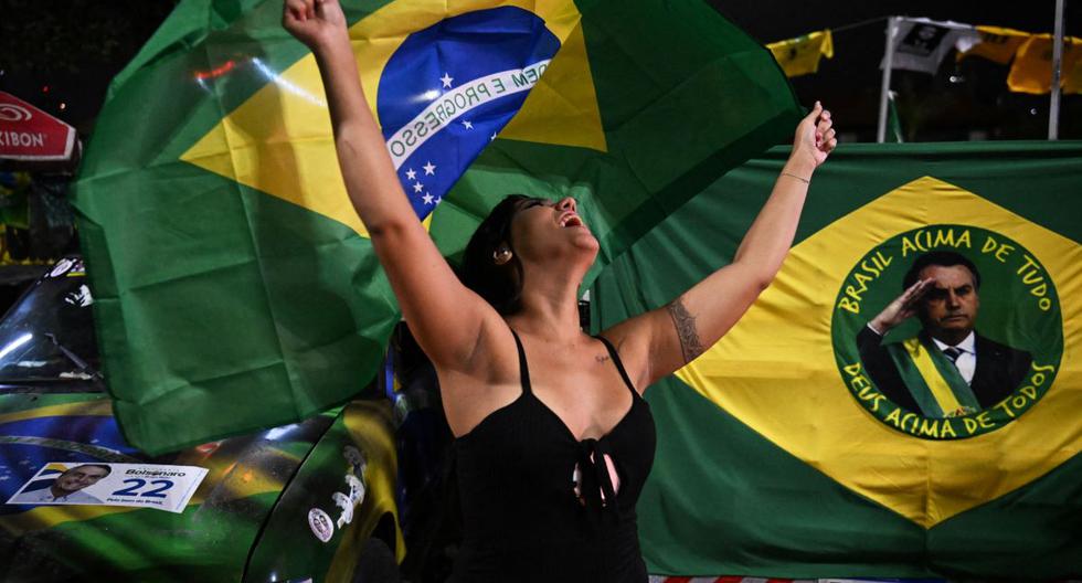 Una partidaria del presidente de Brasil, Jair Bolsonaro, reacciona mientras observa el conteo de votos de las elecciones legislativas y presidenciales, en Río de Janeiro, Brasil, el 2 de octubre de 2022. (CARL DE SOUZA / AFP).