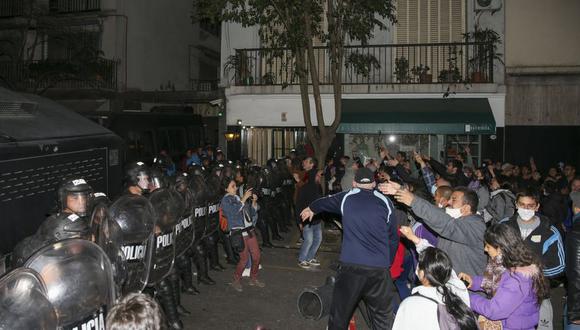 Manifestantes y antidisturbios en las afueras de la casa de la vicepresidenta Cristina Fernández. (GETTY IMAGES)