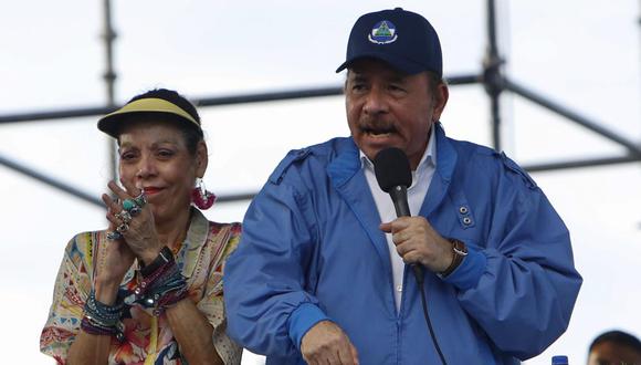 El presidente de Nicaragua, Daniel Ortega, habla a sus seguidores junto a su esposa y la vicepresidenta Rosario Murillo, en Managua, Nicaragua, el miércoles 29 de agosto de 2018. (AP Foto/Alfredo Zuniga).