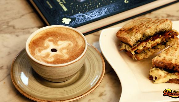 Las librerías café permiten combinar el placer de comprar un nuevo libro y poder leerlo con la compañía de un postre o un bebida caliente. (Juan Ponce / GEC)