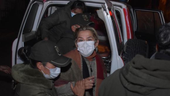 La expresidenta interina de Bolivia Jeanine Áñez (centro) es trasladada a una prisión en La Paz (Bolivia).  (Foto: Archivo/ EFE/ Stringer).