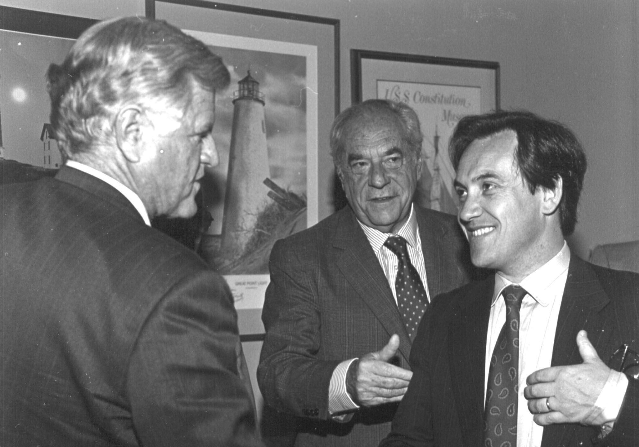 Sebastián Piñera in a meeting with the then US senator Ted Kennedy and the then president of the Chilean Senate Gabriel Valdés in the 1990s, when he was senator for Santiago Oriente.  (FLICKR/SEBASTIÁN PIÑERA).