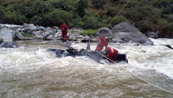 Cinco personas fallecieron al caer camioneta al río Tarma