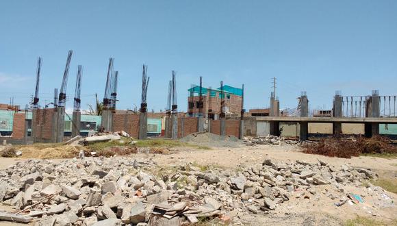 Según el Pronied, hay unas 260 obras en escuelas públicas que están paralizadas por litigios judiciales. Por ejemplo, este proyecto de un local educativo en Chimbote (Foto: Laura Urbina)