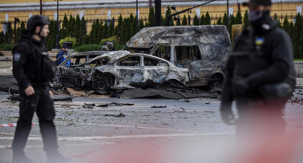 Kiev, Ucrania. 10 de agosto del 2022. Agentes de policía montan guardia cerca de automóviles destruidos después de bombardeos en el centro de la capital ucraniana. (EFE/EPA/OLEG PETRASYUK).