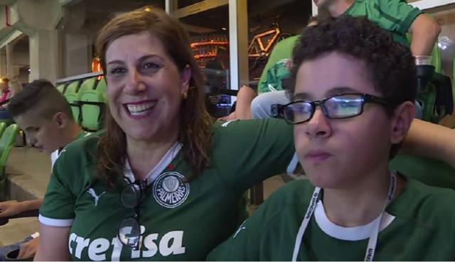 Una madre se ganó la admiración de todos al conocerse lo que hace para que su hijo disfrute del fútbol. (Fotos: afpes en YouTube)