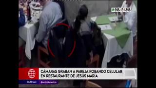 Jesús María: cámaras de seguridad captan a pareja robando celulares en restaurante