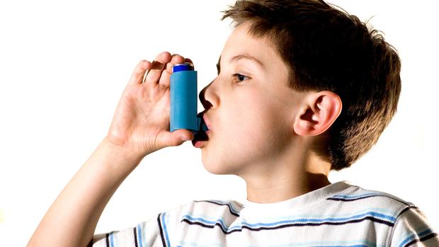 El uso del inhalador es imprescindible para manejar un episodio de asma.